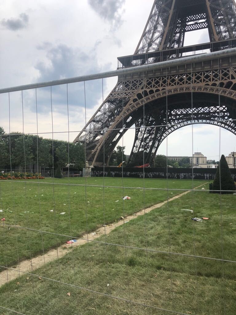 Clement4Edouard's tweet photo. Jamais de tweets persos ou polémiques, mais là c’est vraiment honteux. #Paris, ville lumière, si tu veux attirer les touristes français et étrangers, il va falloir faire mieux !!! La #Tour #effeil est un joyau !!!#proprete #scandale @Paris https://t.co/aHuLNuDUY8