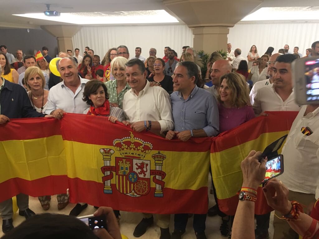 antoniosanz's tweet photo. Seguimos de ruta con @Sorayapp...

Ahora en #Algeciras con @jilandaluce animando a la @SeFutbol. Todos con #España, nuestra bandera.

#UnaMismaIlusion #YoConSoraya #ParaQueGaneelPP https://t.co/SZHkckT8fi