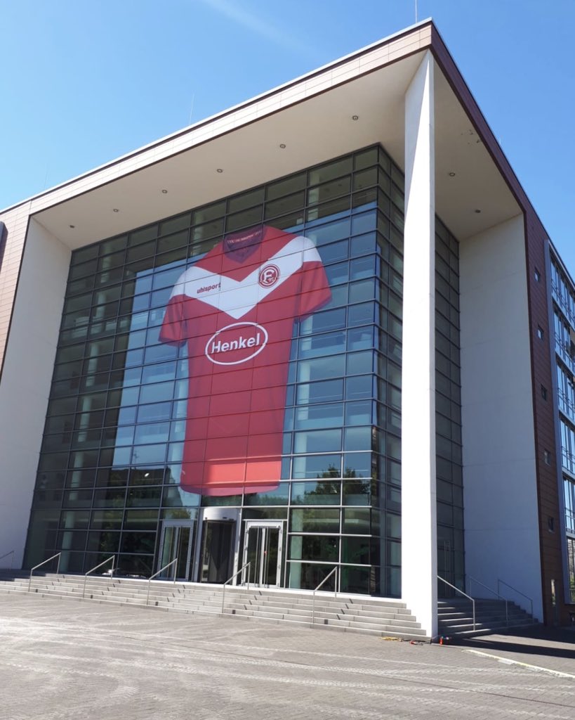 ctilger's tweet photo. ....und so begrüsst das neue #f95 Trikot die Mitarbeiter von #Henkel morgen früh. Stilecht mit Klebstoffen von Henkel Adhesive Technologies an unser Verwaltungsgebäude geklebt! #WIRSINDWIEDERDA https://t.co/pBFuNKWXPS