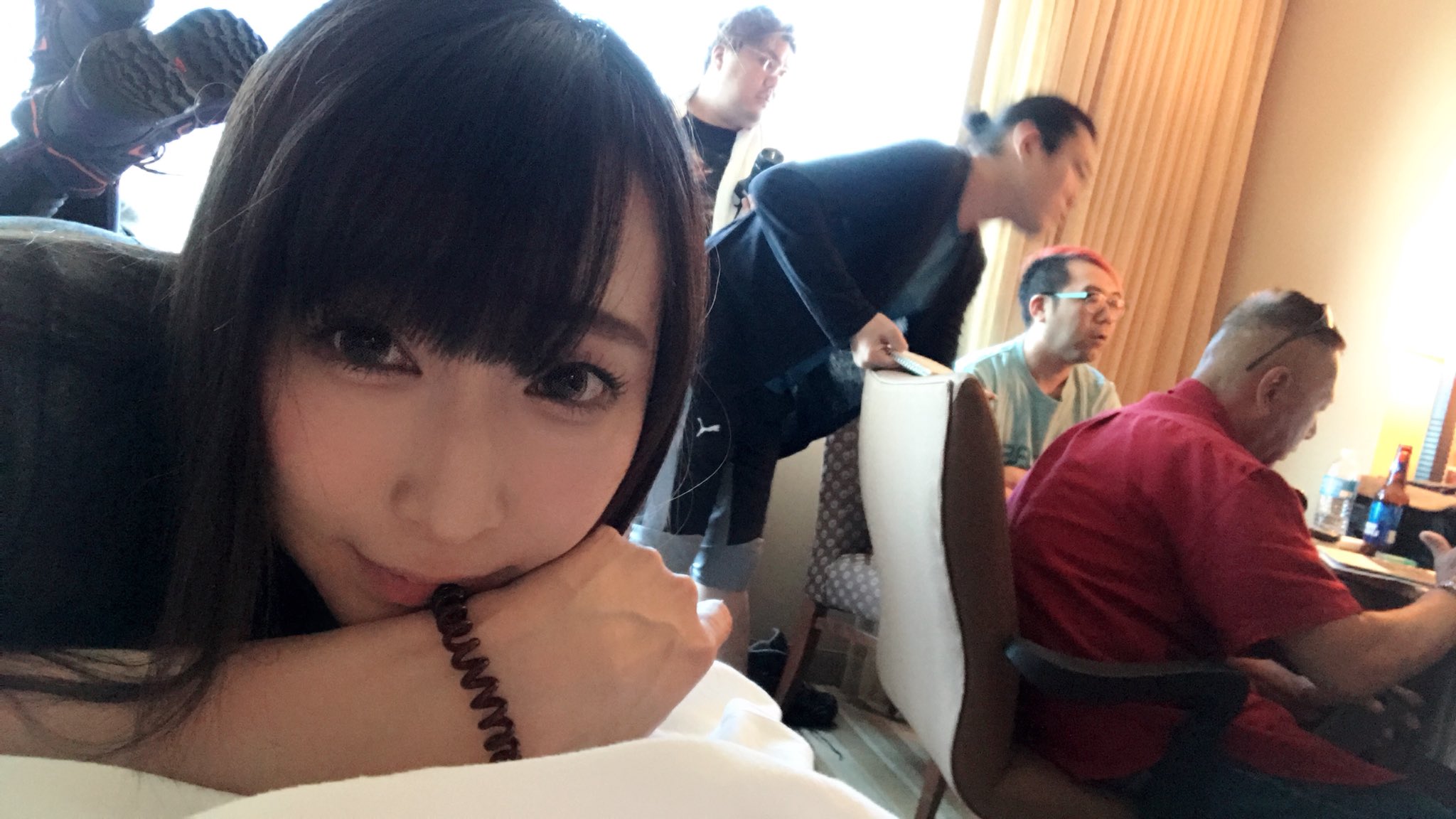 蓮実クレア Haru店長 アメリカロッキー山脈で3億円を見つけ隊 4日目朝10 29 スタッフ部屋に集まってアメリカ在住40年の日本人コーディネーターさんにフォレストフェン氏の記した宝物の英語のヒントを解読してもらってるよ 蓮実クレア ロッキー3億円