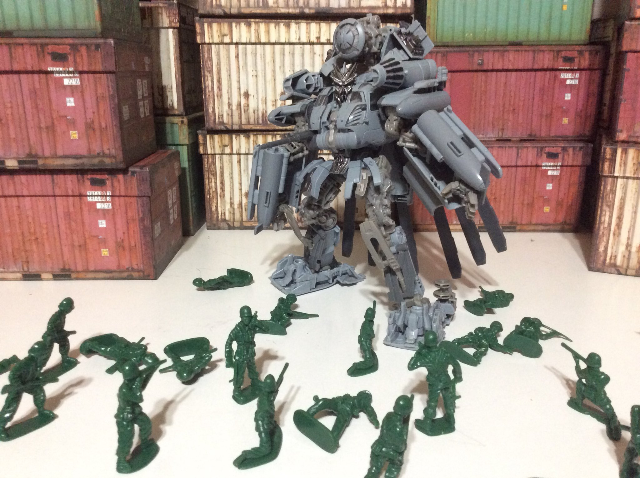 ひろ ダイソーのミニチュア兵隊 他の方のツイート見て気になったので買ってみました ゾイドと大きさバッチリだしトランスフォーマーと並べても良い雰囲気出る T Co Ji6hew2zas Twitter
