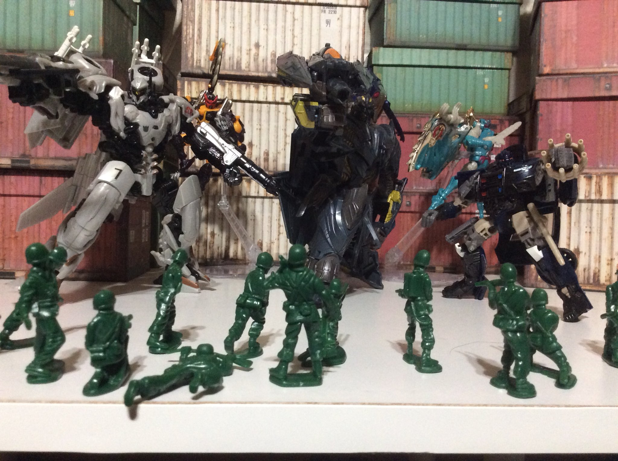 ひろ ダイソーのミニチュア兵隊 他の方のツイート見て気になったので買ってみました ゾイドと大きさバッチリだしトランスフォーマーと並べても良い雰囲気出る T Co Ji6hew2zas Twitter
