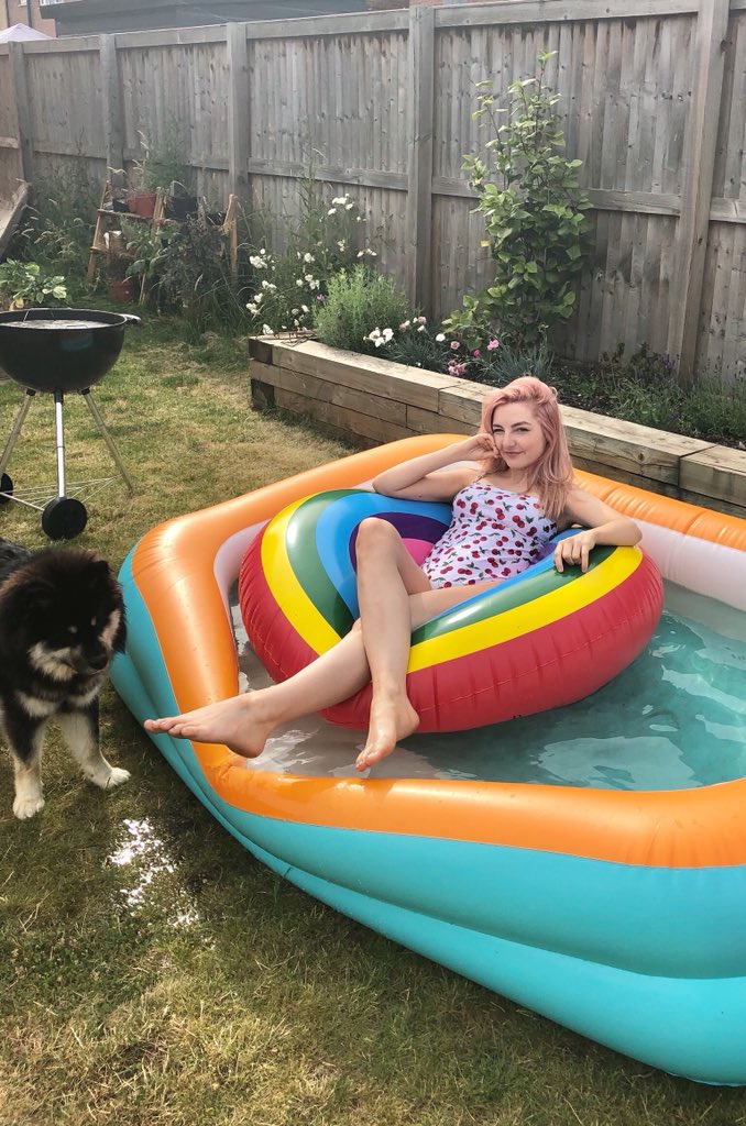 LDShadowLady's tweet photo. Making the most of this hot English summer. ☀️
Why did I think this would be a good idea? 😂😂🤦‍♀️ https://t.co/aT9OTBxIgG