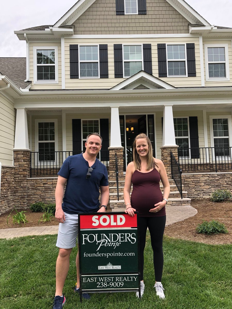 newhomesHRVA's tweet photo. Welcome Paul and Ashley to @FoundersPointe ! Another new home Under Contract. They'll be moving in later this month! #founderspointe #waterfrontcommunity #hrva https://t.co/gKHkZBe2zY