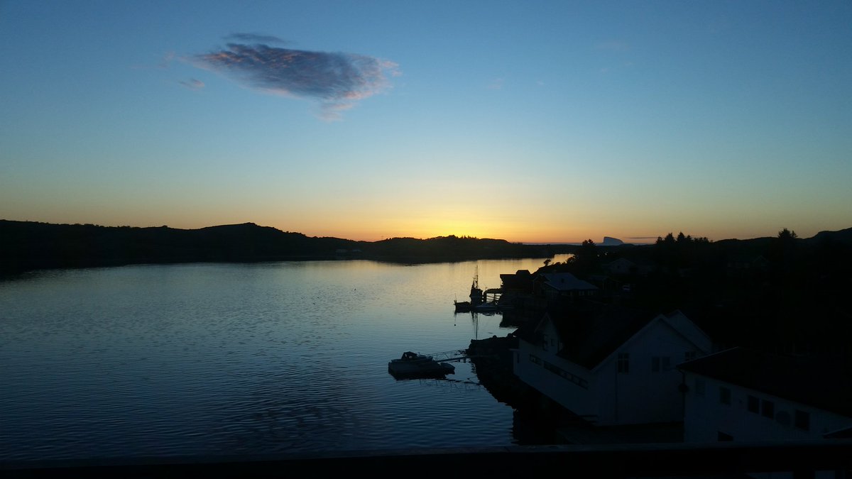 CherryLeeMewis's tweet photo. In other news, here's the beautiful sights we were treated to last night/early hours of this morning in Heroy, Norway...midnight sun absolutely beautiful... #norway
#MidnightSun #heroy #musicianslife https://t.co/B01hc9pJrE