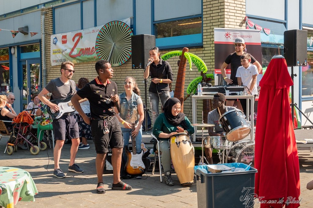 IJsclubSiberia's tweet photo. Zomerfeest in #Overvecht samen met #PouwerCollege Plezier voor jong en oud(ers). Dank aan de leerlingen van het @Pouwer_College en @JoU_Overvecht die ervoor zorgen dat alle bezoekers zich vermaken. Meer foto's via: https://t.co/rAivTuhj6F   #Parkdewatertoren
#deVersnelling https://t.co/NpOKfi9Mm6