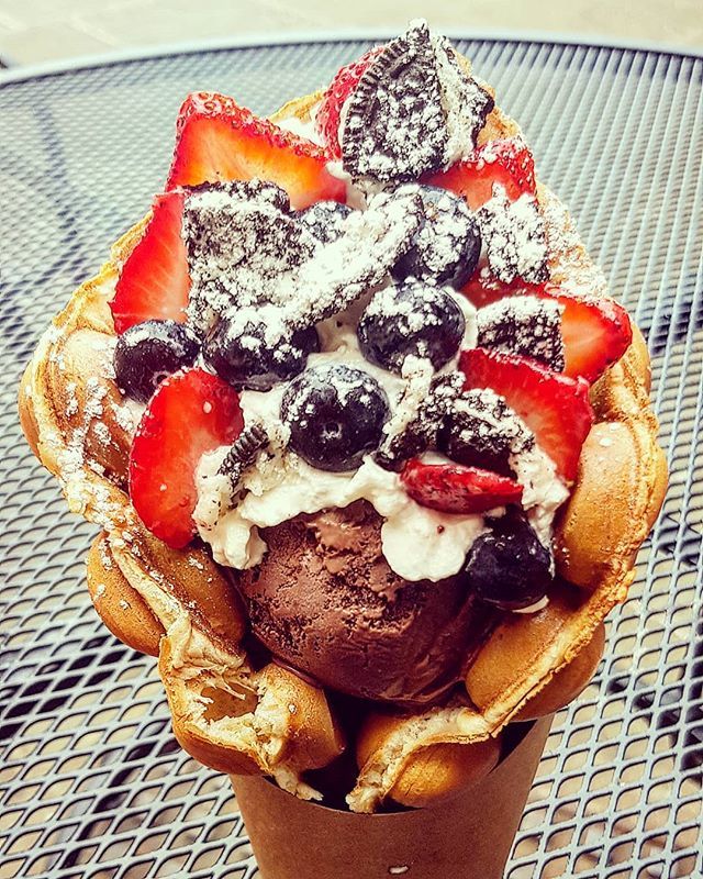 jchau90's tweet photo. Berries &amp; Cream! #Oreo #pufflewaffle #chocicecream #albertdock https://t.co/jngQ1HoqUh https://t.co/QOlWcUoefh