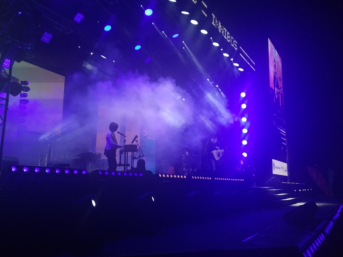 Innibosfees's tweet photo. Almal staan op en sing 'Leeu van Juda' saam met @RetiefBurger by #LoofHomInnibos https://t.co/uymjp2lV0I