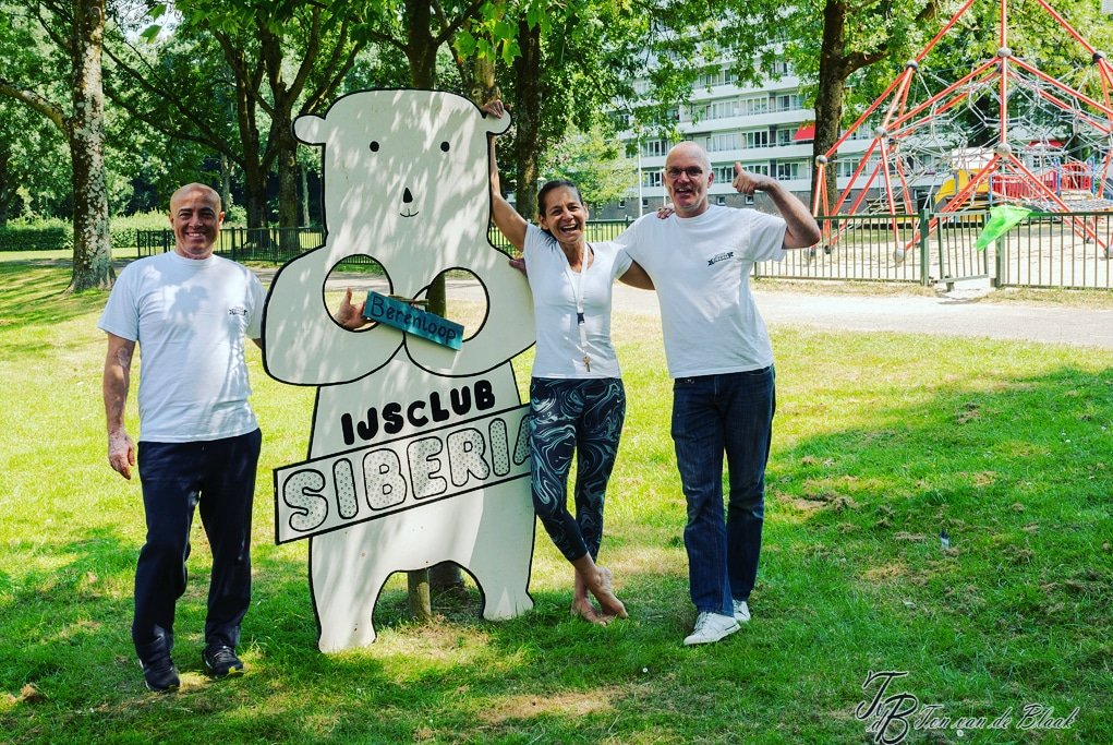 IJsclubSiberia's tweet photo. Zomerfeest in #Overvecht samen met #PouwerCollege Plezier voor jong en oud(ers). Dank aan de leerlingen van het @Pouwer_College en @JoU_Overvecht die ervoor zorgen dat alle bezoekers zich vermaken. Meer foto's via: https://t.co/rAivTuhj6F   #Parkdewatertoren
#deVersnelling https://t.co/NpOKfi9Mm6