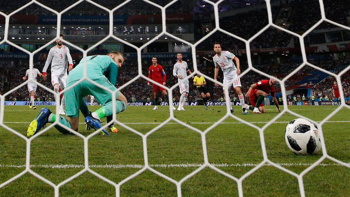 AndyRobsonTips's tweet photo. Including the penalty shootout... 

David de Gea faced 11 shots at the World Cup and saved just 1! He ended with the worst shot percentage of all keepers at the tournament. 😳

Is he really the best keeper in the world? 🤔 https://t.co/Mu6VwFWIOS