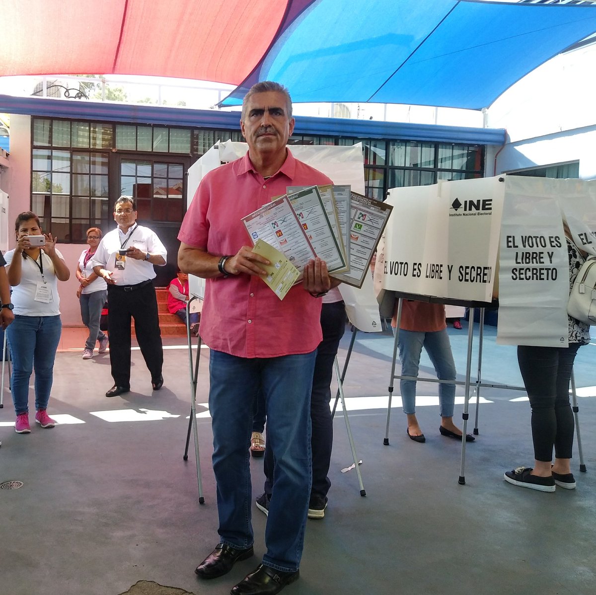RosyTovar1's tweet photo. Acude César Garza Villarreal, candidato del PRI a la alcaldía de #Apodaca, a realizar su voto como parte del proceso electoral, lo acompaña su familia @ceenlmx @PRI_Nacional @TodossomosPRINL @cesargarzav @RevistaEquidad #VotoMX2018 https://t.co/93S4aQlicz