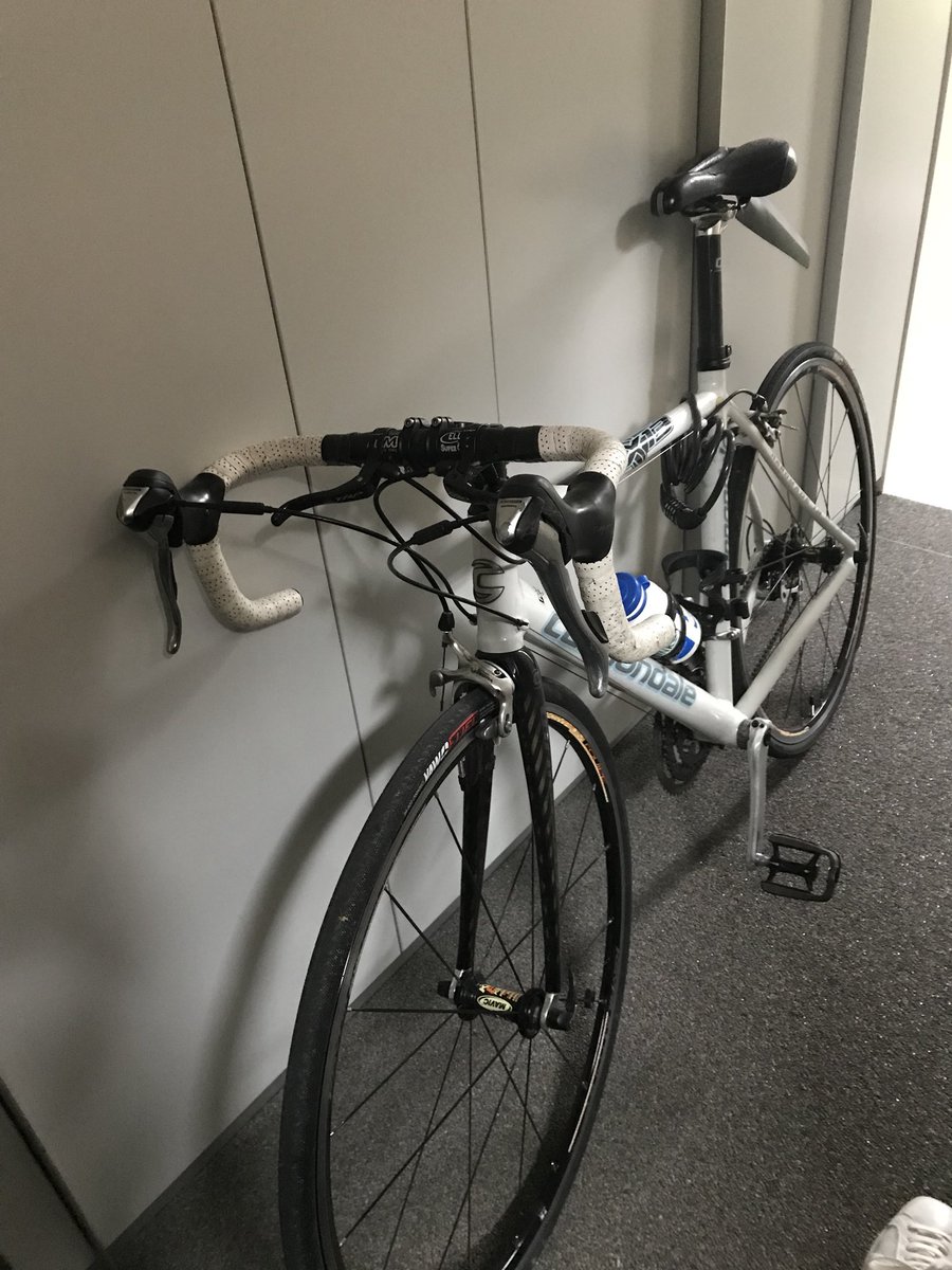 Onze koersfiets is gepikt, zaterdagnacht, in Hove ! Waardevol exemplaar (canondale/carbon....) zowel financieel als emotioneel (gekregen van bompa)... beloning voor eerlijke vinder, retweeten = ❤️