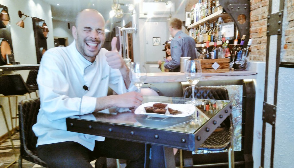 OmarMoranP's tweet photo. Cuando acabé de probar las #MagdalenasDeMorcillaYChocolate  le dije a Javi "¿Qué será lo siguiente,  #TruchaConFresas?"
Y la foto habla por sí misma...

Hoy a las 20:30 en @aquilatierratve Tartar de Trucha con Gazpacho de Fresas, otro @LeonManjarReyes del @Restdelirios https://t.co/1cC6xxA3lH