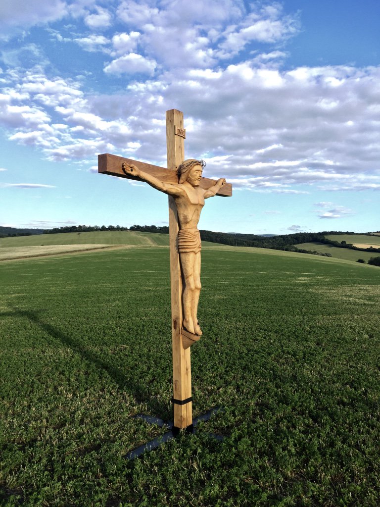 HalikZdenek's tweet photo. Replika kříže Emila Kapauna - Emil Kapaun byl americký kněz s českými kořeny, který zahynul v zajateckém táboře v Severní Koreji v roce 1951. Více info: https://t.co/YpH0AOoGkS…video/506962 https://t.co/bNJIxE9IQ7