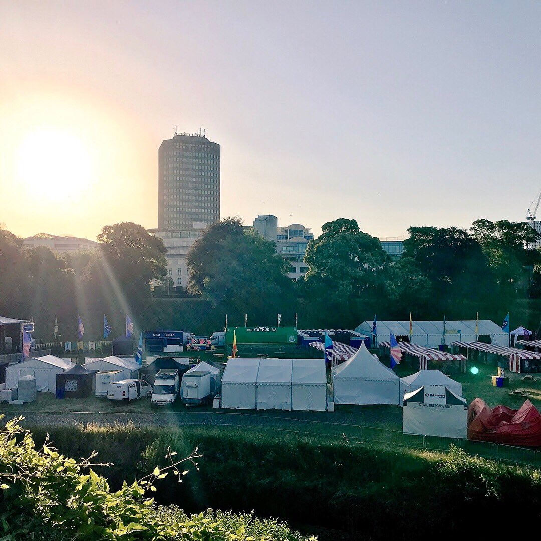 KitchenClonc's tweet photo. A massive congratulations to the extremely hardworking team behind @Tafwyl what a cracking weekend! Glad to have played a little part! Never in my wildest dreams did I think I would be cooking in the @cardiff_castle grounds! Diolch! #Tafwyl18 https://t.co/bq49O4jCca