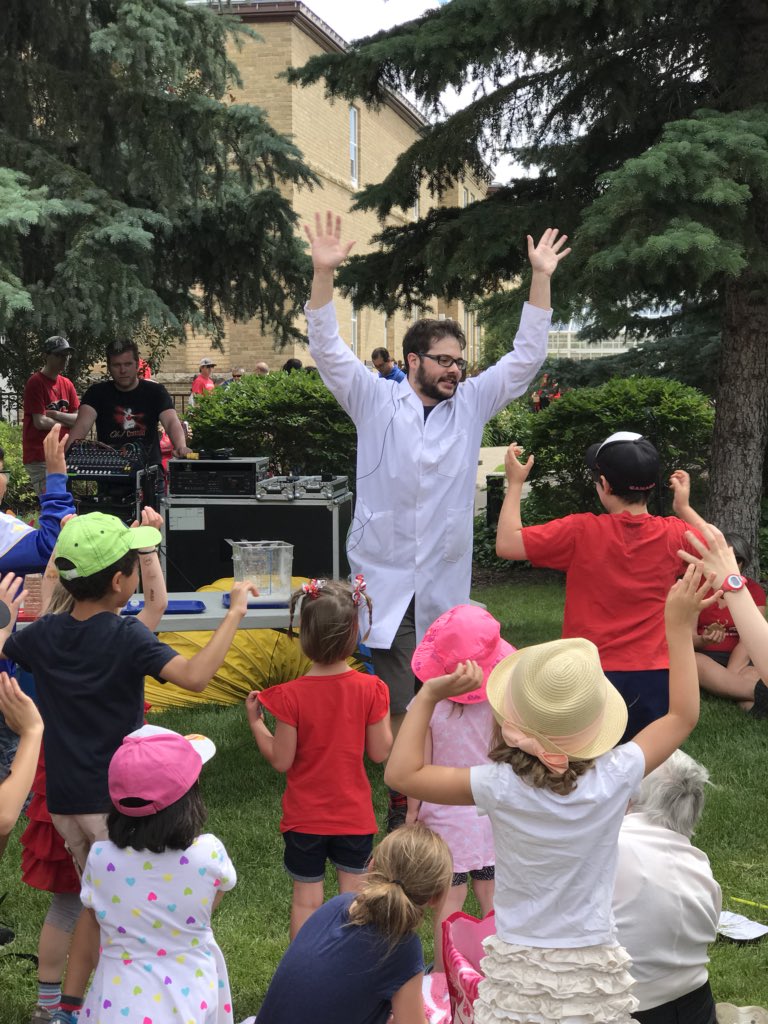 JessicaMHenrion's tweet photo. Love watching my partner do shows for the @SkScienceCentre ! #sciencedance #matteroffact https://t.co/OxThif1LcT