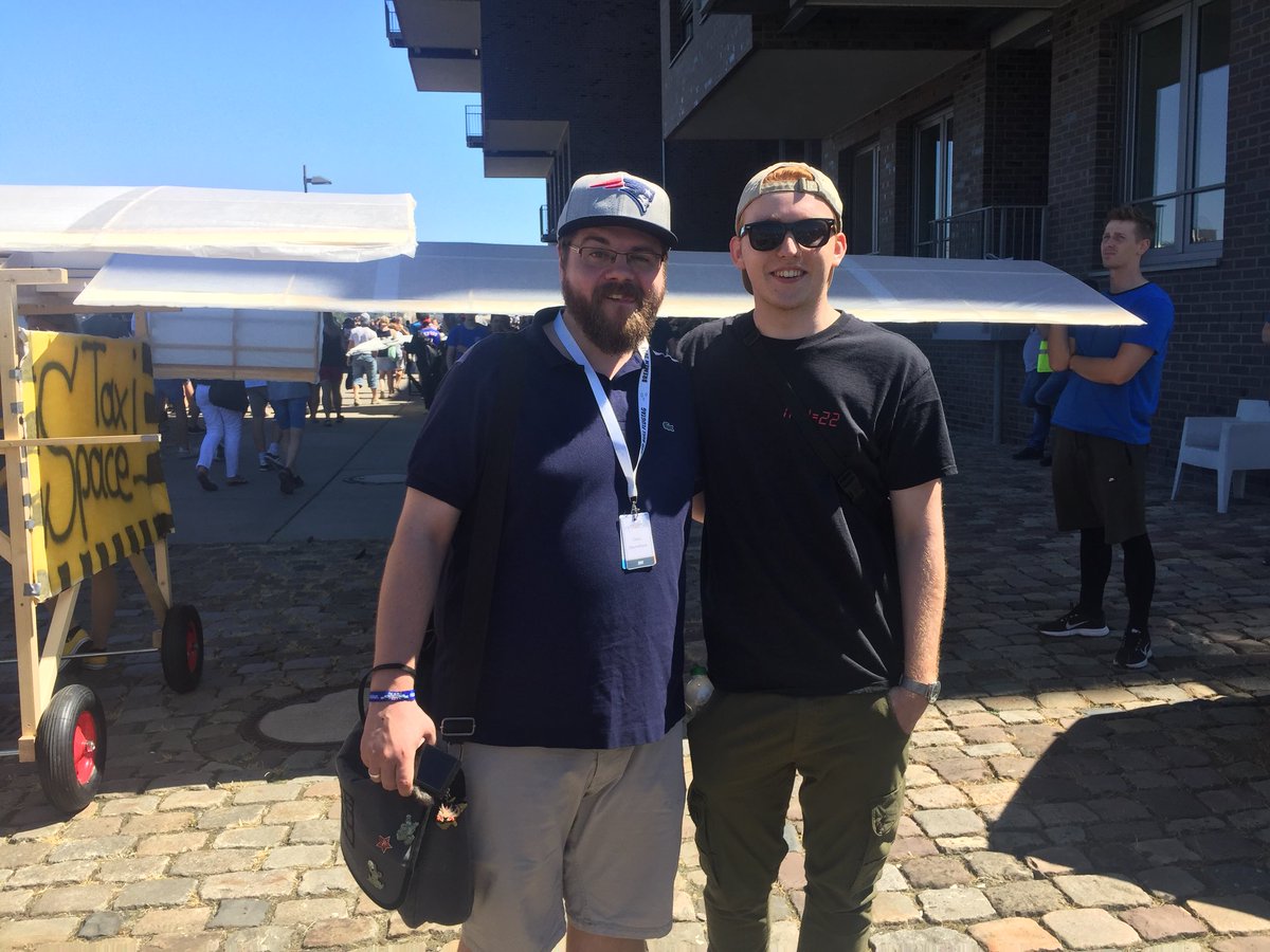 Bawdy (@itsbawdy) on Twitter photo War ein geiler Tag und ich durfte sogar mithelfen den Flieger zusammenzusetzen 😎 #FliegSmiet <a href="/kessemak2/">Kessemak2</a> <a href="/brosator/">Christian Stachelhaus</a> <a href="/malternativ/">m</a> <a href="/NerdyTimber/">Nerdy Timber</a> <a href="/JayPietsmiet/">Jay🥶</a> <a href="/Br4mm3n/">Brammbo No. 5 🌈</a> <a href="/maximmarkow/">Maxim</a> #RedBullFlugtag War ein geiler Tag und ich durfte sogar mithelfen den Flieger zusammenzusetzen 😎 #FliegSmiet <a href="/kessemak2/">Kessemak2</a> <a href="/brosator/">Christian Stachelhaus</a> <a href="/malternativ/">m</a> <a href="/NerdyTimber/">Nerdy Timber</a> <a href="/JayPietsmiet/">Jay🥶</a> <a href="/Br4mm3n/">Brammbo No. 5 🌈</a> <a href="/maximmarkow/">Maxim</a> #RedBullFlugtag