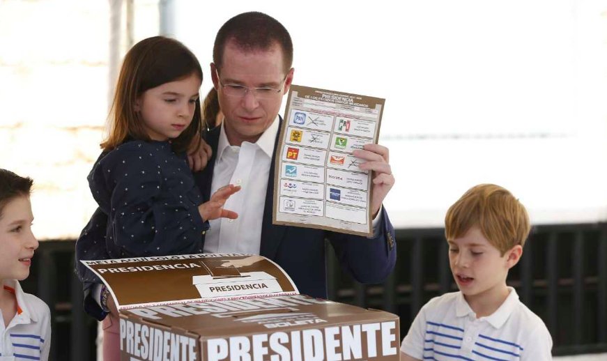 TuFuenteCDMX's tweet photo. Esta mañana, los candidatos a la presidencia de la República emitieron su voto, así Andrés Manuel López Obrador, José Antonio Meade, Ricardo Anaya y Jaime Rodríguez "El Bronco" pusieron el ejemplo a la ciudadanía #Elecciones2018 https://t.co/LRmExfyIgt