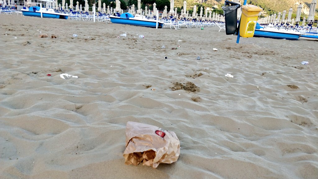 Domenica #1luglio: questo è il triste spettacolo a cui dobbiamo assistere nello spicchio di spiaggia libera di #Sperlonga. Rifiuti ovunque, a pochi passi dai secchi. 🚮 Se non amate questa città ed il suo mare, per favore, andate altrove a fare danni. Grazie 🚯 #spiaggepulite