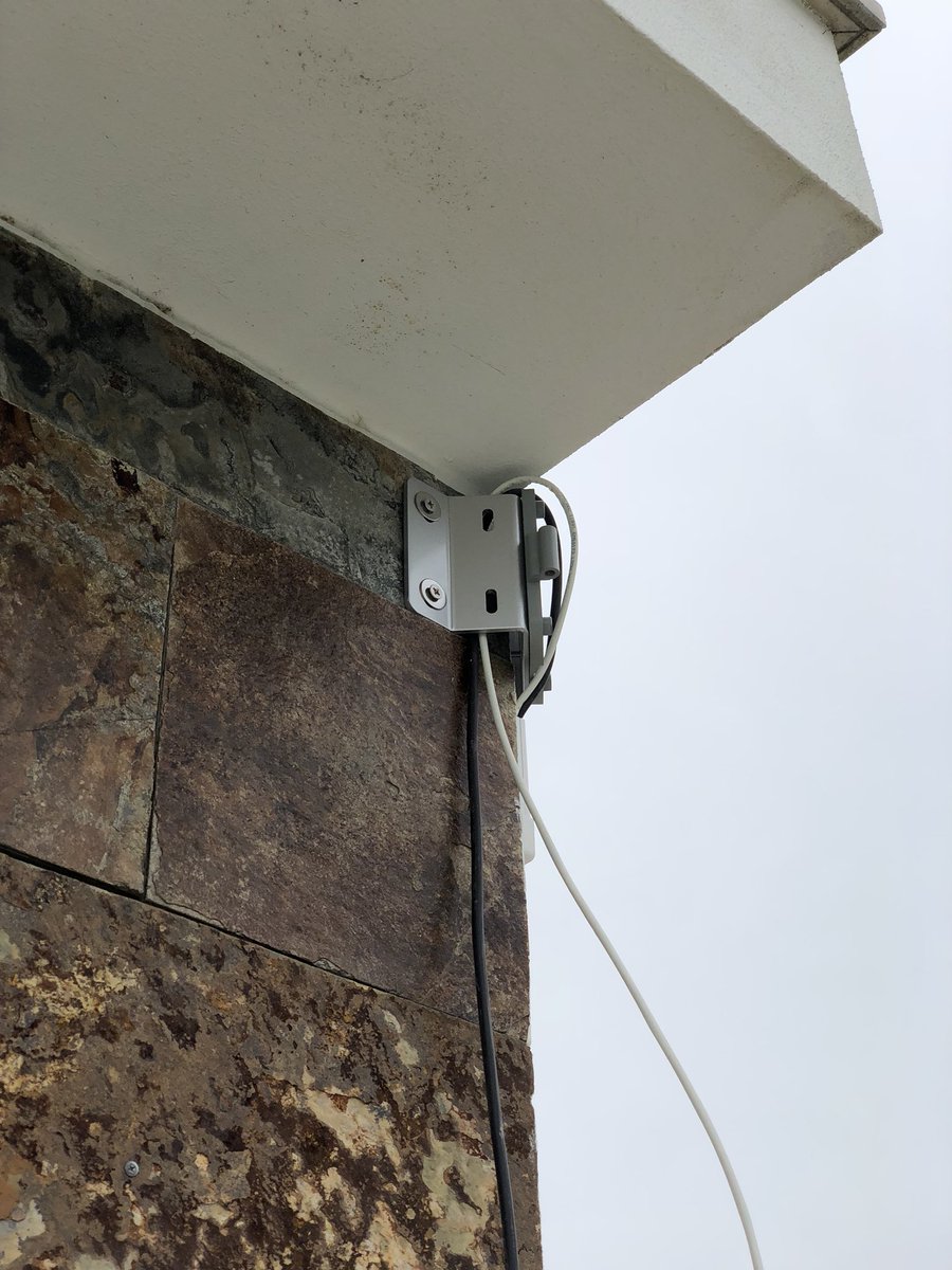HomeCineDesign's tweet photo. Awesome @UKLILIN camera Going up in Obidos, Portugal. 30x optical zoom, amazing defog feature, 150m IR blaster, view the image on any smart TV in the property, control &amp; view on any internet enabled device with 360 Deg rotation plus corner mounted. @Invision_UK https://t.co/zOYTYiMeqG
