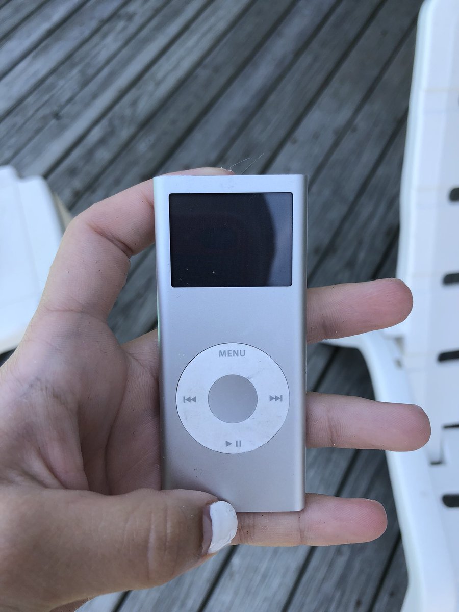 carolineking__'s tweet photo. My uncle heard me listening to music downstairs and came down w an old iPod. He handed it to me and said “Here , I️ want ya to have this. It has over 1,000 songs that I️ picked over the years. I️ think you’ll love them based off of what I️ heard u playing”. I️ love this man. https://t.co/jDk26REed1