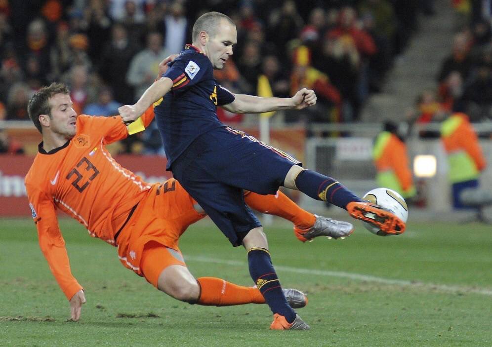 Marwanmusica's tweet photo. Hoy ha sido el último partido con la selección de Andrés Iniesta. Nunca más le volveremos a ver jugar al fútbol, porque jugará en Japón y esos partidos ya no los podremos ver desde aquí. Sin él se queda huérfana la palabra fantasía. Gracias por tanto querido genio @andresiniesta8 https://t.co/XEJkkSyACd