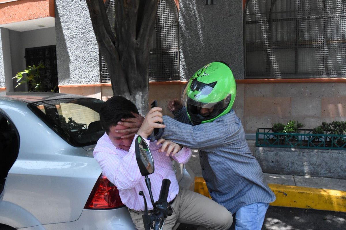 MiguelPenaflor's tweet photo. Rechazo la violencia electoral, @vromog usa a golpeadores para coartar la libertad de tránsito y atacar al equipo de comunicación de @maguifisher. #Morena sigue pagando votos en #MiguelHidalgo. #Elecciones2018 #VotoLibre #EleccionesPresidenciales https://t.co/KJa1AnATYG