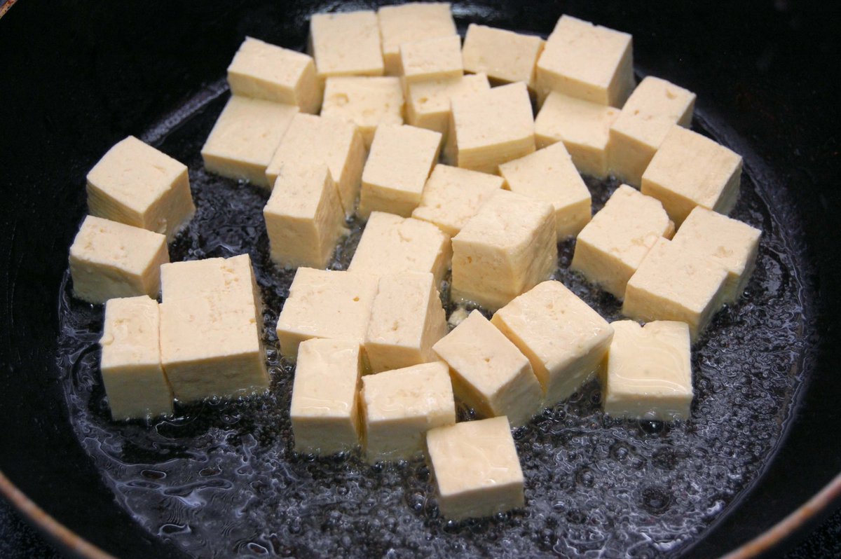 voiceoftinychef's tweet photo. Today's #ChefTip: How can you easily soften paneer?
To soften paneer, dip it in warm salt water before adding it to any gravy or curry.
#Alexa #KloveChef #SimpleTricks #paneerhacks #softenpaneer #flavortips #paneerrecipes #flavor #kitchenhacks #cookingtips #foodhacks https://t.co/ZzLPQQU7CI