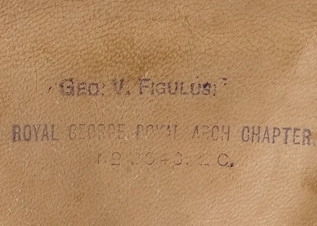 PragaMasonica's tweet photo. #Masonic apron of George Victor #FIGULUS (1858-1927), eight-generation descendant of #JanAmosComenius. He was member of lodge and chapter #RoyalGeorge EC 2643 in #Krugersdorp, #Transvaal, #SouthAfrica. Fought in the Boer War. Retired to #Prague where he became honorary consul. https://t.co/IBmjGpoGPF