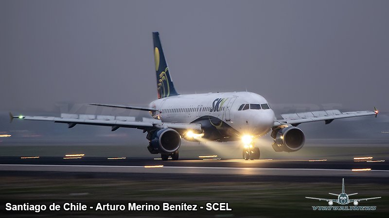 Virtualiners's tweet photo. SKY Airline, @Airbus A319-111, CC-AFX, desacelerando en pista 17R, durante el anochecer brumoso de ayer en Arturo Merino Benítez (#SCL/#SCEL). (ISO:500)
#AvGeek #AMB #aviationphotography #SpottersChile #virtualines
@SKYAirline_CL https://t.co/pIqSdOEs7a