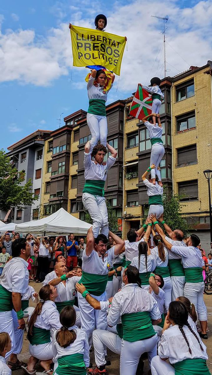 Avui els <a href="/FalconsVFP/">Falcons Vilafranca</a> a #Zumaia Gràcies! Eskerrik asko! #LlibertatPresosPolítics
<a href="/ANCEuskalHerria/">ANC Euskal Herria II★II 🇧🇮</a> <a href="/ZumaiakoUdala/">Zumaiako Udala</a>