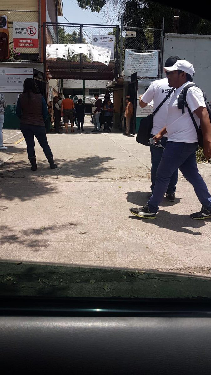 FrenteCDMX's tweet photo. En Miguel Hidalgo en el Distrito V y en la Cuauhtémoc desde el Hotel Fiesta Americana la gente de #Morena está operando descaradamente la compra del voto y las diferentes autoridades no hacen nada! @FEPADE_Mex @INEMexico @INEtelMX @SSP_CDMX @amievajoserra 
#MapachesMorena https://t.co/PkxKuBANEI