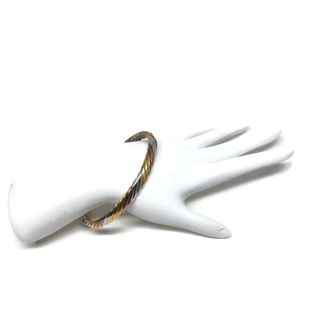 vivaterravintag's tweet photo. Excited to share the latest addition to my #etsy shop: Sterling Silver Tri-Color Hinged Bangle Made in Italy
#tricolorjewelry #goldcoppersilver #vintagejewelry #estatejewelry #sterlingsilver #boho #bohemian #gotvinatage #etsysellsvintage https://t.co/nyGTOHUnMS