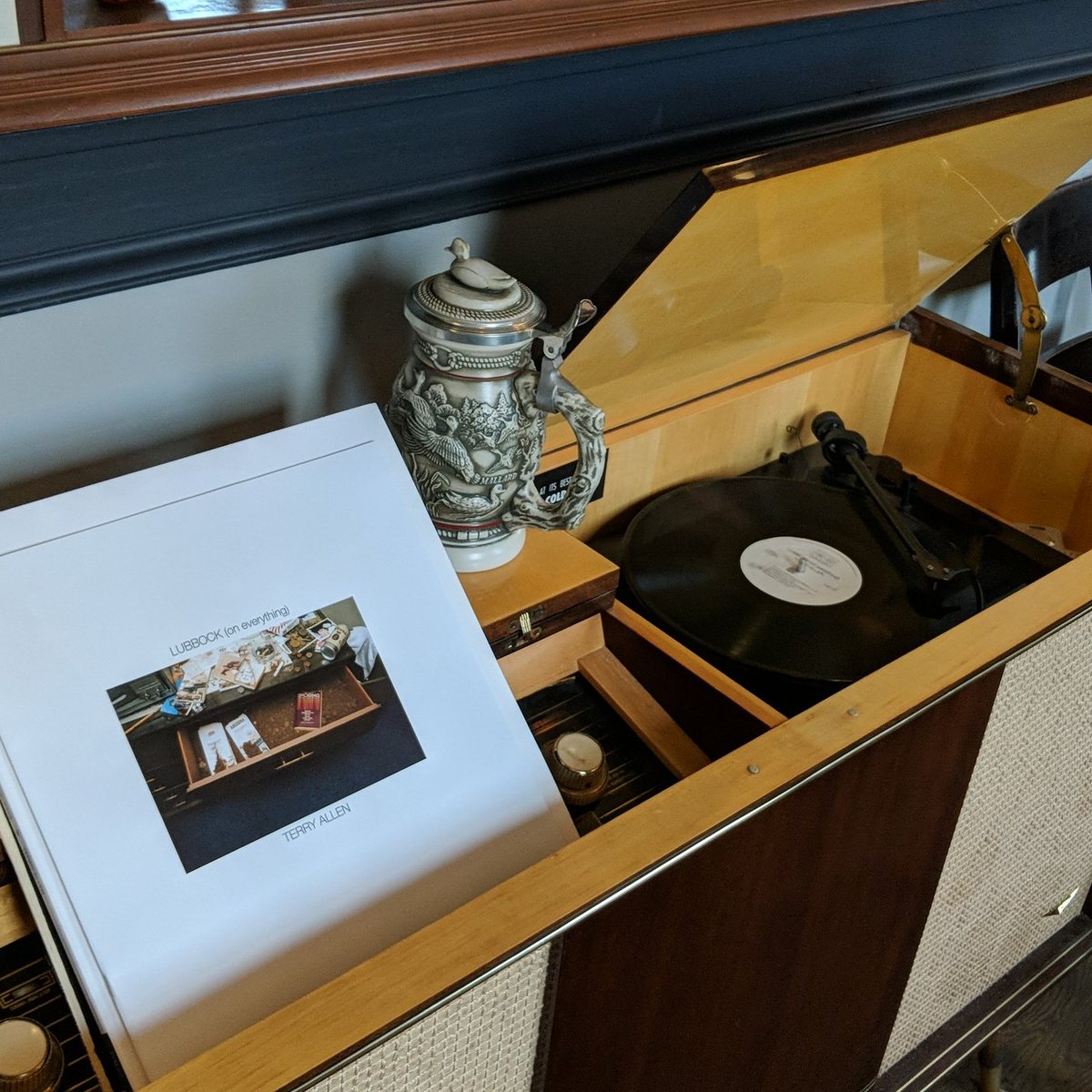 DuckInnChicago's tweet image. Let's start off #BYOV right! Hey #industry friends come by for the best #discount in the city and spin some #vinyl