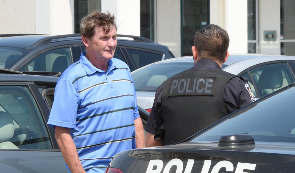 ACollinsPhoto's tweet image. .@HaltonPolice officer removed an unattended dog from a vehicle at the  Appleby/ Uppermiddle plaza. @cityburlington Animal Control officers say  inside vehicle temperature was 66 degrees. Pets owner was enjoying lunch  at @eastsidemarios, now facing charges #BurlON