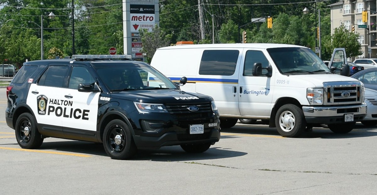 ACollinsPhoto's tweet image. .@HaltonPolice officer removed an unattended dog from a vehicle at the  Appleby/ Uppermiddle plaza. @cityburlington Animal Control officers say  inside vehicle temperature was 66 degrees. Pets owner was enjoying lunch  at @eastsidemarios, now facing charges #BurlON