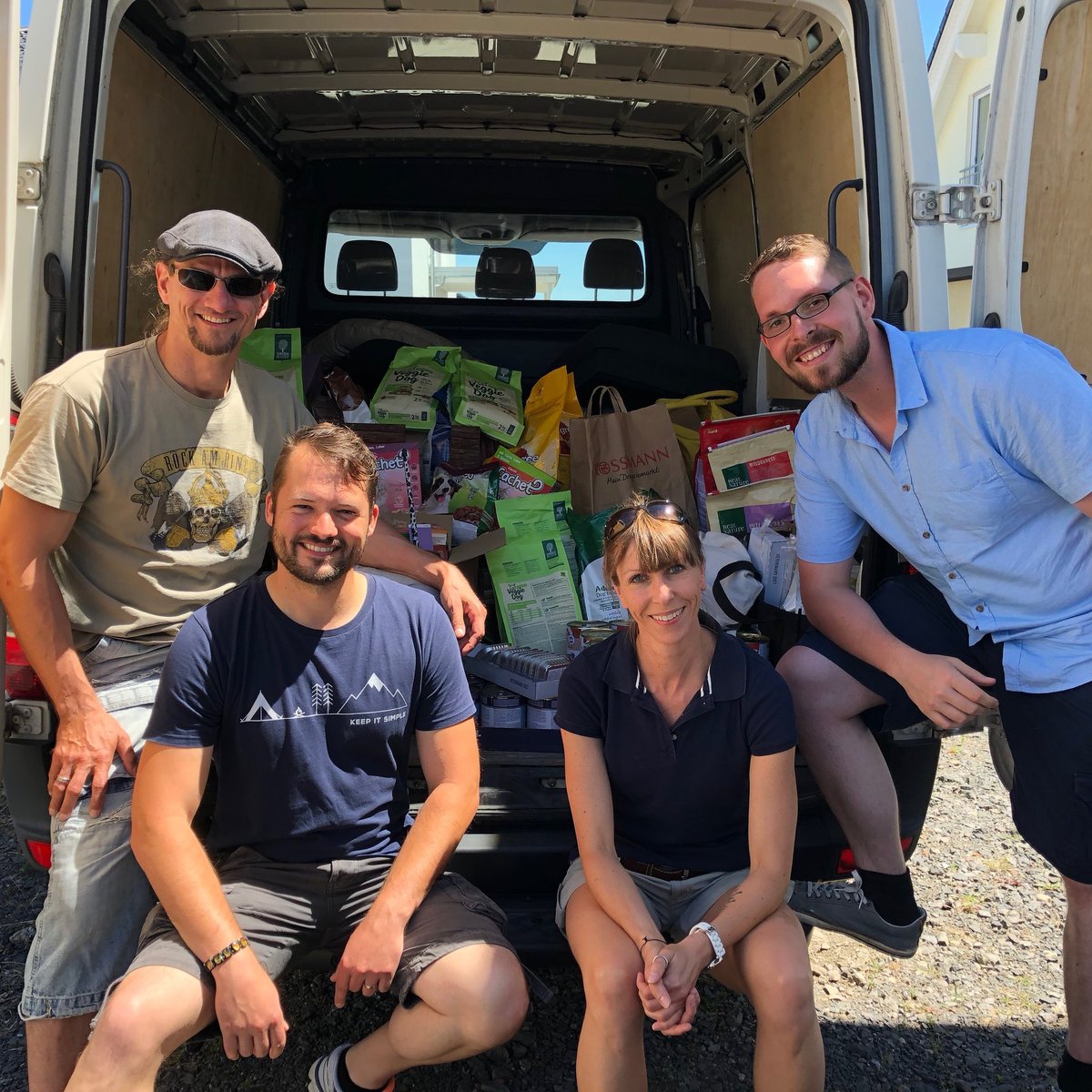 Projekt200P's tweet photo. Vier Wochen haben wir mit euch gesammelt, ihr habt unsere Posts geteilt, damit wir noch mehr Menschen erreichen, die mit #Sachspenden Gutes tun wollen 🤗
Heute haben wir ausgeliefert: Einen Lieferwagen mit über 700 #Spenden für das #Tierheim in #Butzbach 🐕🐺🐇🐹🕊️
Danke 😘😘😘 https://t.co/hD8THwAjml