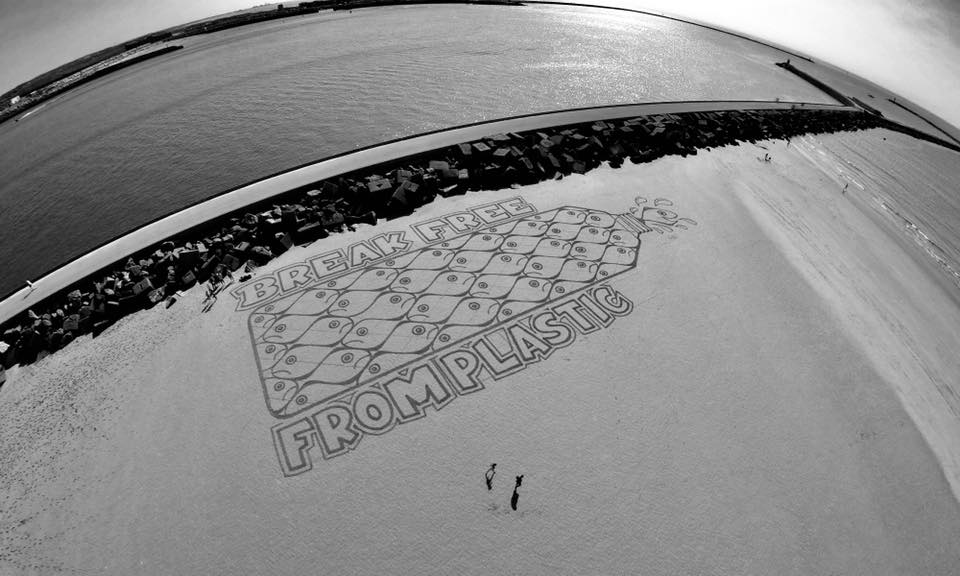 Art for a few hours until the high-tide comes. Great drone-shot of "Break free from plastic" artwork by Dutch beach art #BCSnews @LaPazbajaSur <a href="/LaPazNet/">La Paz Net</a> facebook.com/LaPazBajaSurMe…