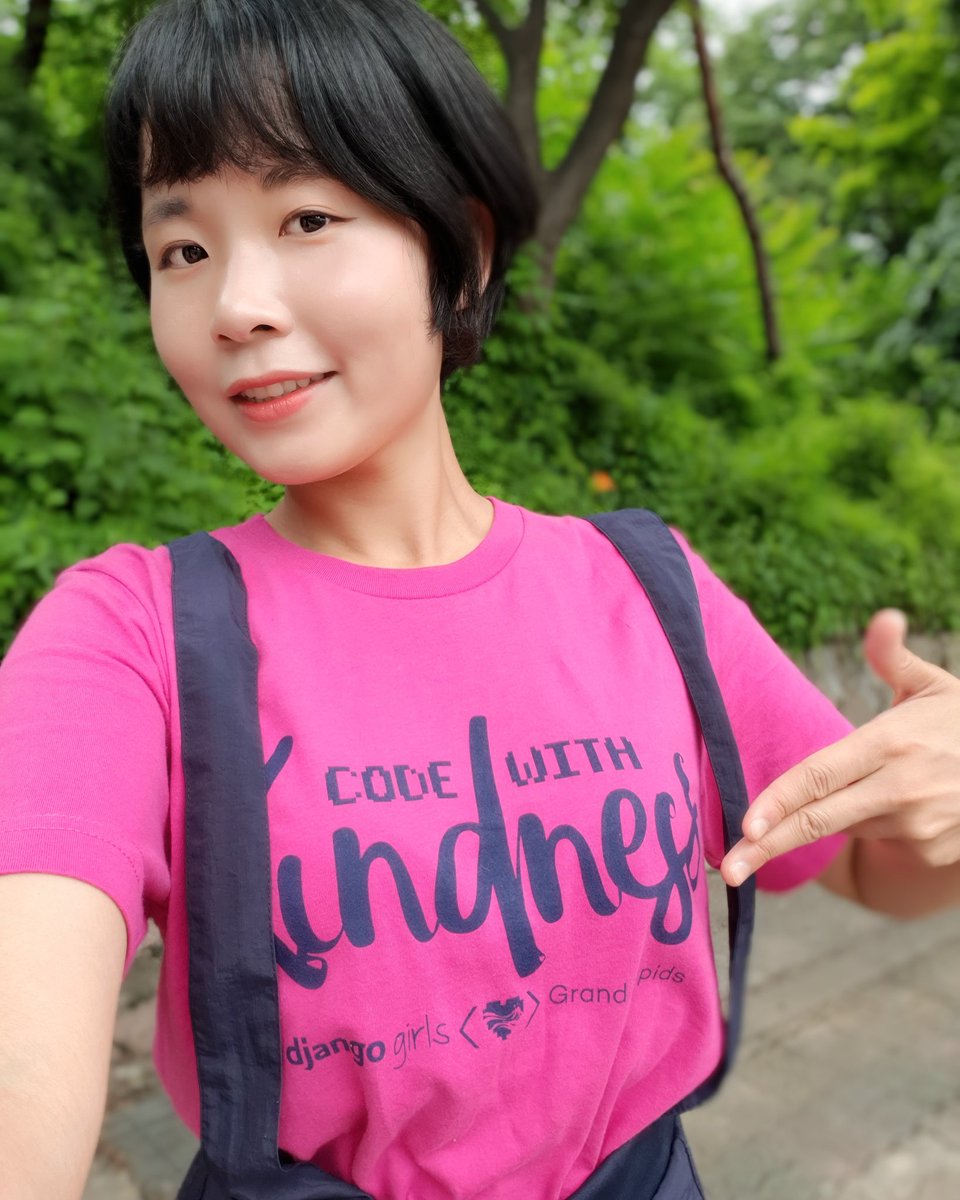 sujinleeme's tweet image. My friend @Rachell_Calhoun, @djangogirls core leader, DSG board member as well as @PyladiesGR organizer, sent me a surprise gift from Michigan! Thanks! 😘
💗 #CodewithKindness 친절하게 코딩하자 💗