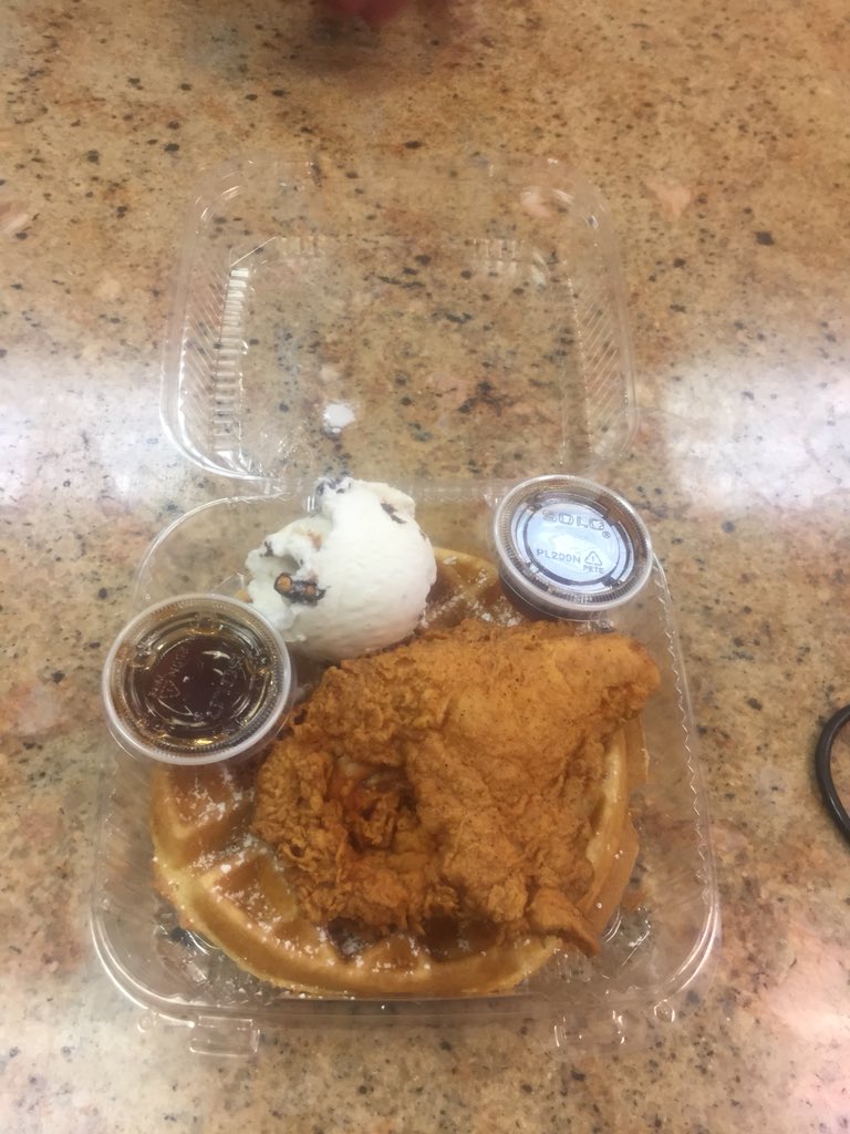 SPOTYSCHXWAFFLE's tweet image. Get a Lil Dessert with Yo Din-Din! #Spotys #BassettsIceCream #KrispyKrunchyChicken #BooYaa