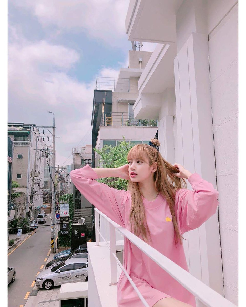 ammiepanti's tweet photo. น้อนนนนนนน ถ่ายรูปริมระเบียงยังcool แต่หน้าหนูยังไงก็cute  ยัยหนูลาาาลิซ
#BLACKPINK #SQUAREUP #SQUAREUP_BLACKPINK #LiSAっ子と繋がりたい #LiSA #eN #DDUDUDDUDU6thWin https://t.co/bpEtIxbpwI