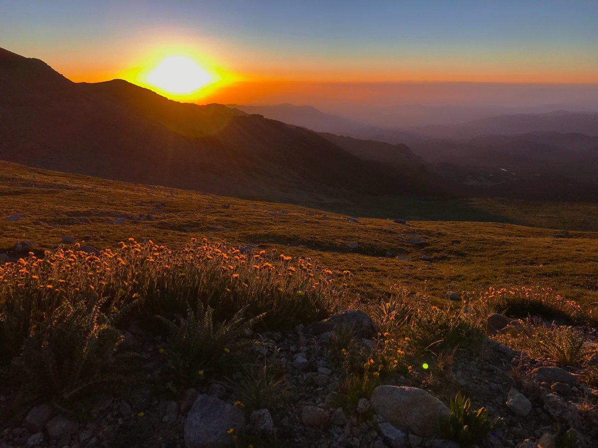 MrHarbula's tweet photo. Colorado vacation off to a beautiful start!  #Sunrise from Mount Evans

#DeLayVACA https://t.co/I8Orq8OOfu