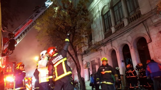 Incendio afecta a una casona en el centro de Santiago bit.ly/2tUNgzB