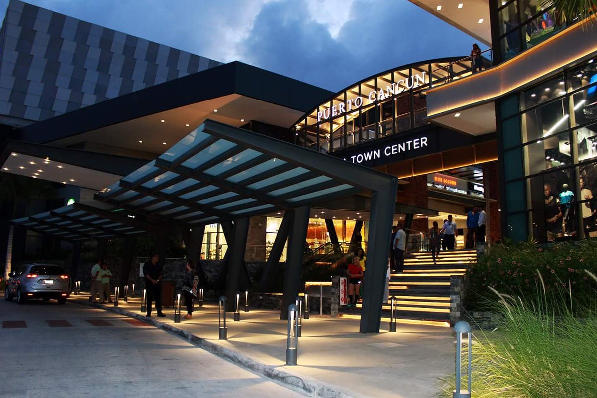 PuertoCancunMTC's tweet image. Night at #MarinaTownCenter  #Cancún