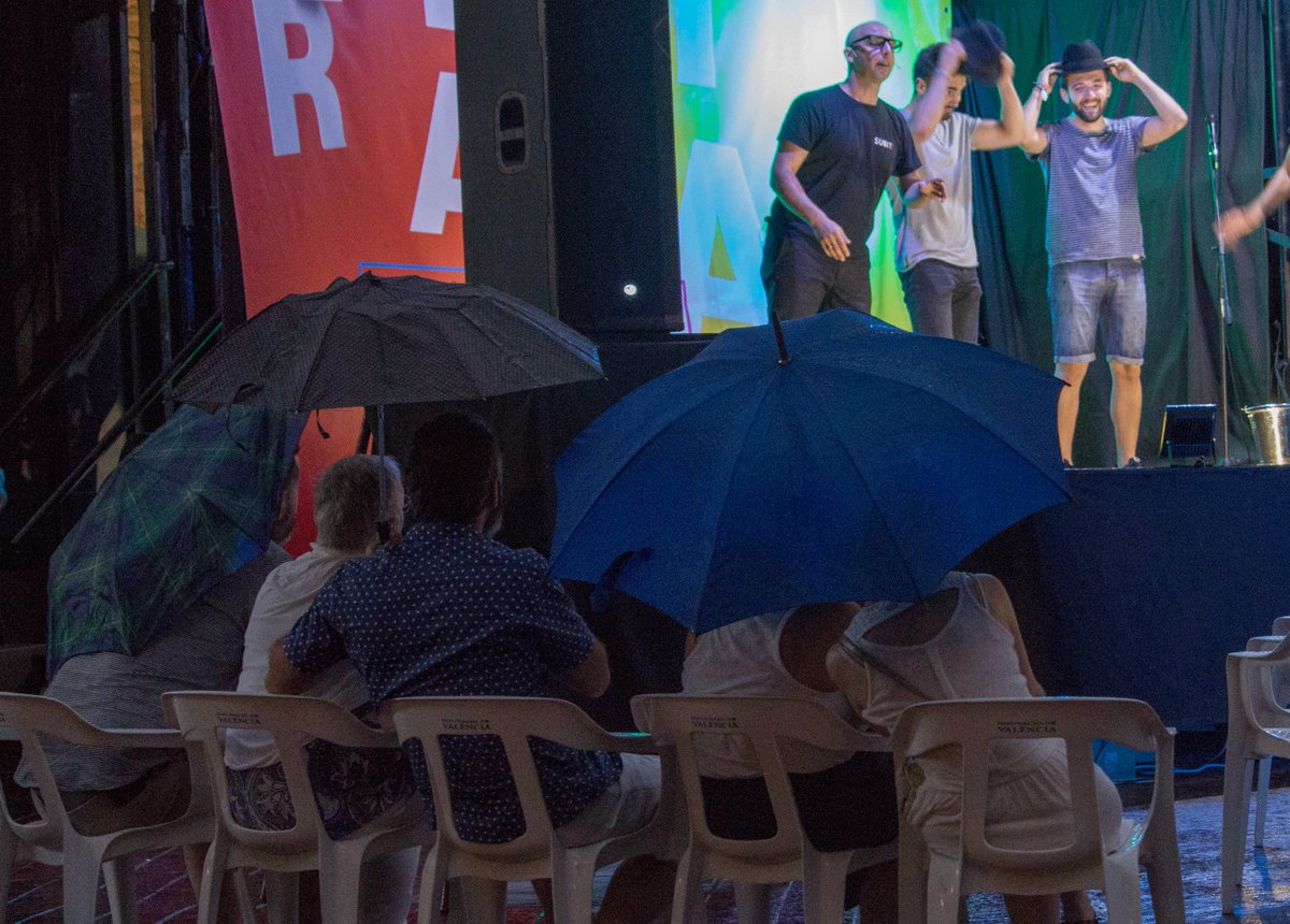 GranFeriaVLC's tweet photo. ☂️ La pluja no para la #GranFiraVLC, i a Russafa @ImproSubit ens porta litres de bon humor! 😂 https://t.co/gKo87mPC6Q