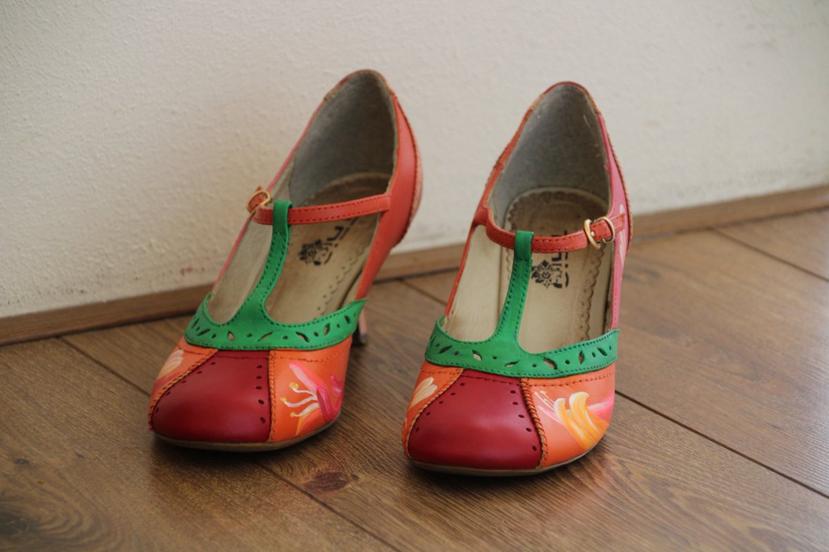 MikaKunst (@mikakunst) on Twitter photo Mijn oude schoenen nieuw leven in geblazen. De lekker ruikende Kamperfoelie in onze tuin deed mij inspireren tot dit frisse en kleurrijke ontwerp!
Ook interesse om je schoenen een nieuw leven te geven? Mail mij dan: mika_chu@quicknet.nl of bel: 06-49979782 Mijn oude schoenen nieuw leven in geblazen. De lekker ruikende Kamperfoelie in onze tuin deed mij inspireren tot dit frisse en kleurrijke ontwerp!
Ook interesse om je schoenen een nieuw leven te geven? Mail mij dan: mika_chu@quicknet.nl of bel: 06-49979782