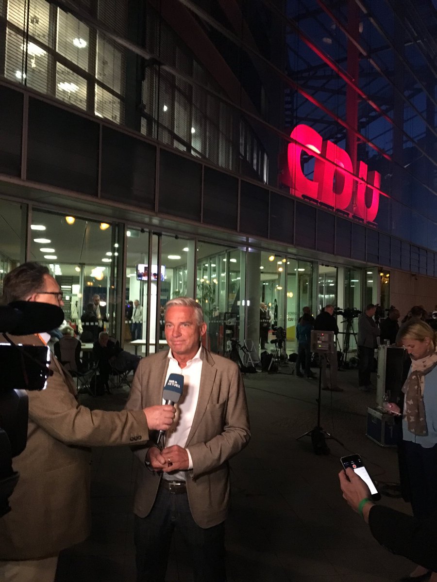 Thomas Strobl Innenminister von Baden-Württemberg gibt vor der CDU Parteizentrale ein Fernsehinterview #Asylstreit #UnionStreit