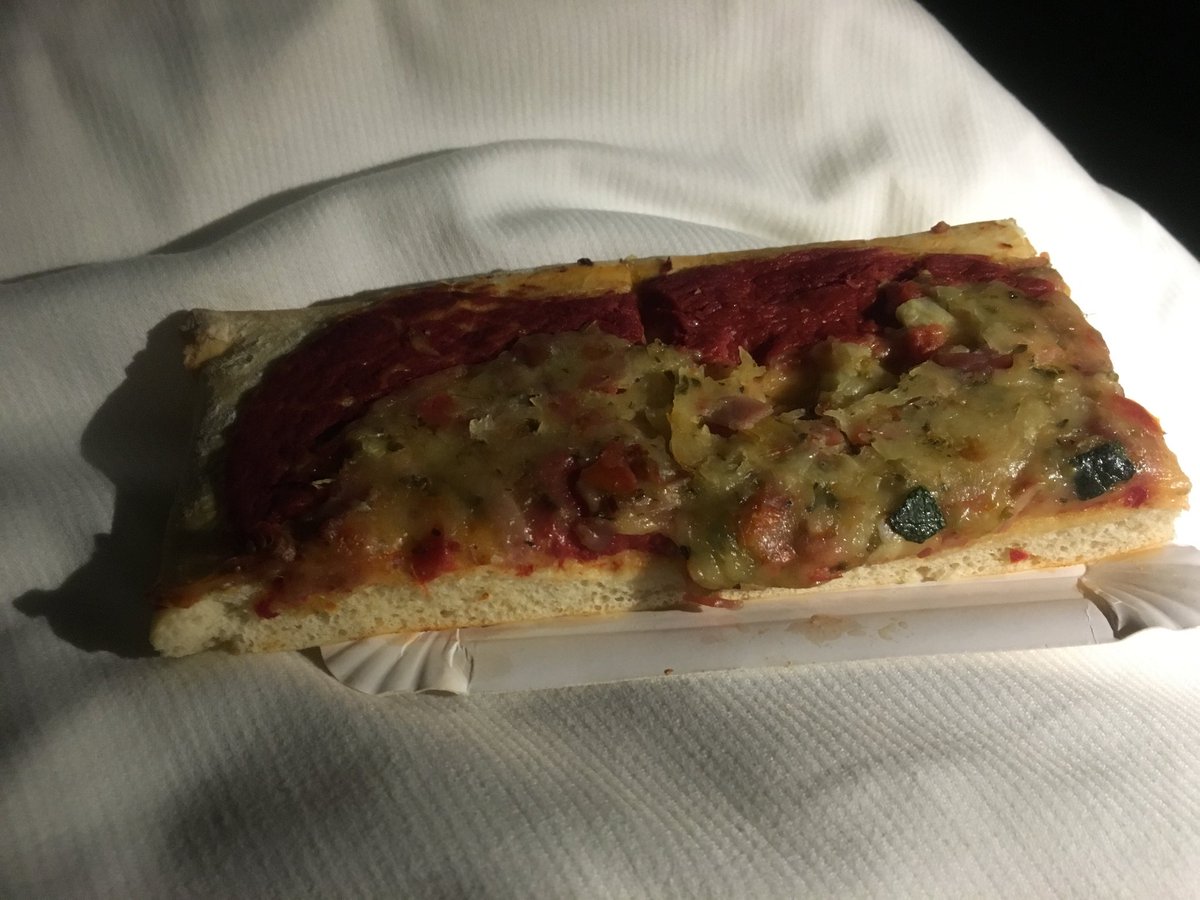 thorstenfirlus's tweet image. 23:18. Im Bett Pizza aus dem Finisherzelt essen. Was 1 Life! #IMAustria