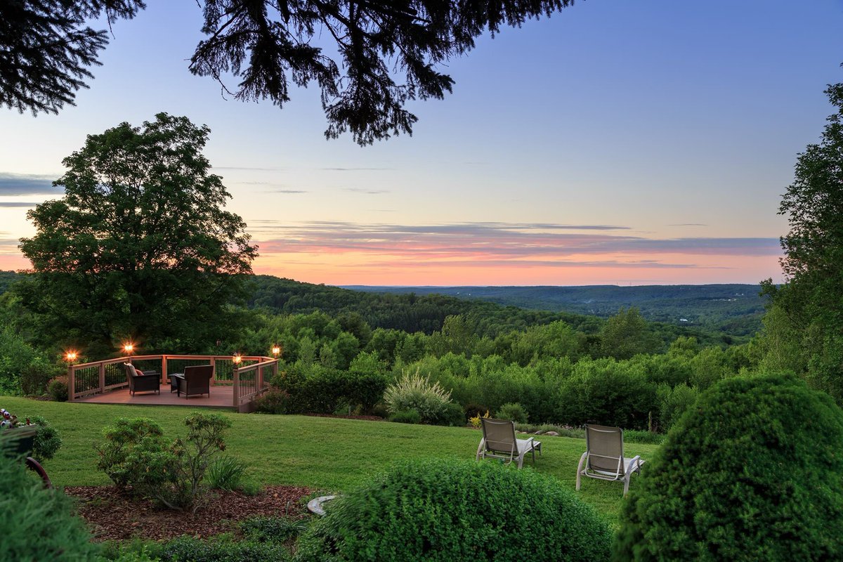 frenchmanor's tweet photo. Enjoy a gentle breeze and an ice cold cocktail atop huckleberry Mountain. #summerdays #romanticgetaways #PoconoMtns #spagetaways https://t.co/Rc9GmVaz3V