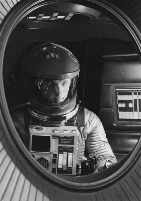http://nostalgia-gallery.tumblr.com/post/148451104569/keir-dullea-in-2001-a-space-odyssey-1968